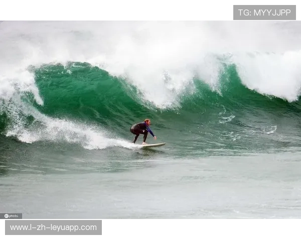 冲浪选手勇闯18米巨浪，秀出极限挑战的荣耀篇章